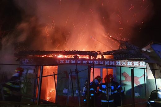 Lakatlan házban ütött ki tűz. A tűzoltók egy órán át küzdöttek a lángokkal