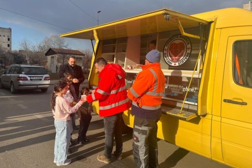 Segítség a rászorulóknak: ételt oszt a Maurer Alapítvány a hidegben - Képgaléria