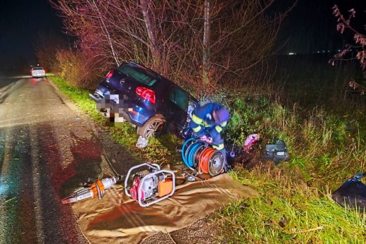 Árokba hajtott egy autó vasárnap hajnalban. A sofőrt a tűzoltók vágták ki a roncsból