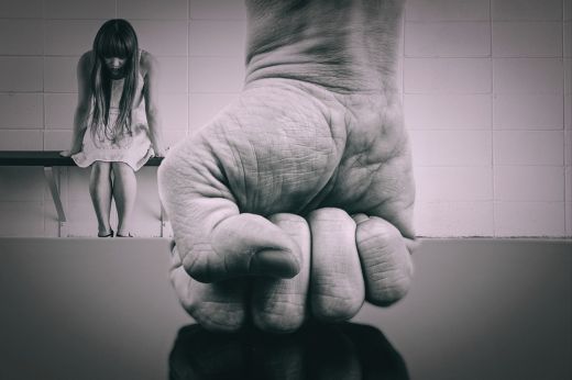 Rémálomba illő kamaszkor: verték és szexuálisan bántalmazták a 14 éves lányt Szatmár megyében