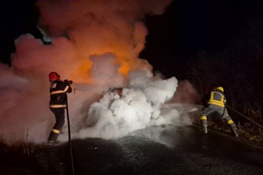 Hatalmas lángokkal égett egy kocsi Szatmár megyében - KÉPEK/VIDEÓ