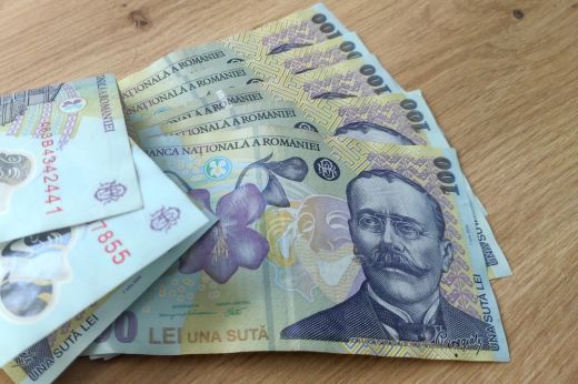 Több ezer lejt sikkasztott el egy Szatmár megyei nő. Az ügyfelei megbíztak benne