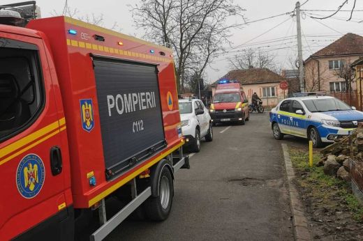 FRISSÍTVE! Kigyulladt egy garázsban lévő autó Szatmárnémetiben