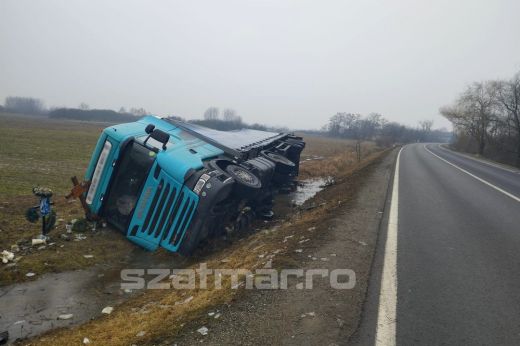 Árokba borult egy kamion Gombáspuszta területén