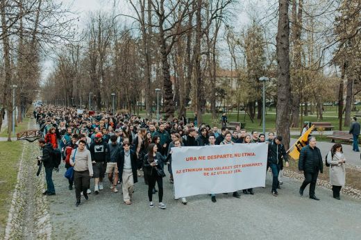Több százan vonultak fel Kolozsváron egy magyar fiatal bántalmazása ellen tiltakozva