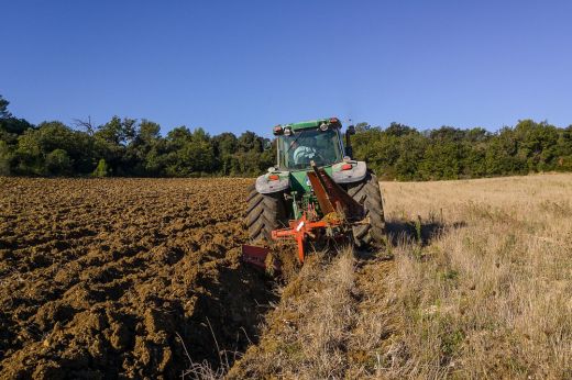 Csúfos átverés áldozata lett a Szatmár megyei gazda, aki előre elutalta egy traktor vételárát