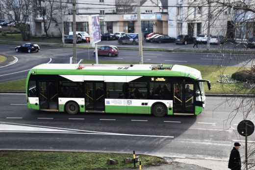 Felvillanyozó hír a szatmári tömegközlekedés számára: üzembe helyezték az első négy elektromos autóbuszt
