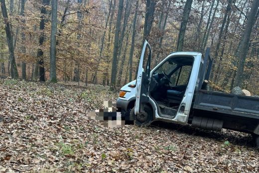 Kisteherautó kerekei alatt lelte halálát egy férfi Szatmár megyében