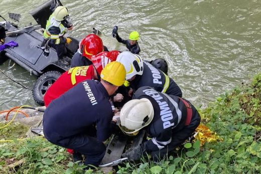 Két, péntek óta eltűnt férfi holttestére bukkantak a Beszterce folyóba borult kocsiban