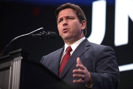 Kiszáll a republikánusok elnökjelölti versenyéből Ron DeSantis és Donald Trumpot támogatja