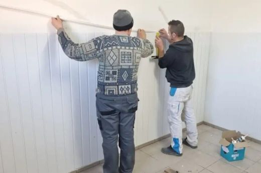 Kaplony. Kisebb javítások a sportcsarnokon