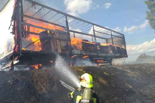 Faanyagot szállító kamion gyulladt ki Szatmár megyében, két órán át oltották a tüzet - Fotók