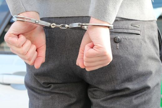 Papnak és hivatalnoknak adta ki magát, így csapta be a hiszékeny embereket