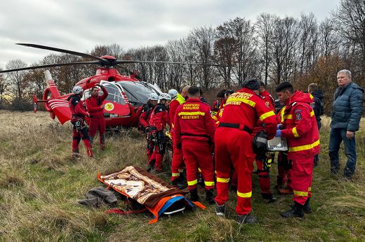Felborult traktor alá szorult egy idős férfi a Bixád közeli erdőben - Helyszíni felvételek