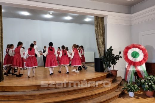 „Emlékezzünk a múltra, éljünk a jelenben, és építsünk egy szebb jövőt!“ Március 15-i ünnepség a Hám János Líceumban. KÉPGALÉRIA, VIDEÓ