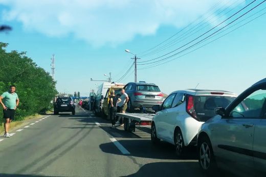 Óriási kocsisorok a halmi határátkelőnél. A rendfenntartó szervek is a helyszínen vannak - VIDEÓ