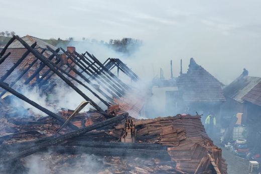 Több mint két órán át küzdöttek a lángokkal a tűzoltók Avasújvárosban