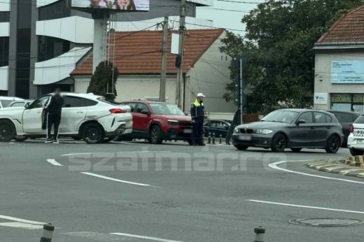 Két autó ütközött össze hétfő délelőtt a körforgalomban