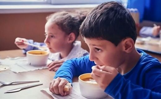 Avasújváros. Hétfőtől meleg ételt kapnak az óvodások, iskolások