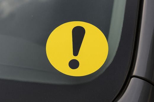 Büntethető-e a sofőr, ha a kötelező egy év letelte után is használja a friss jogsis jelet?