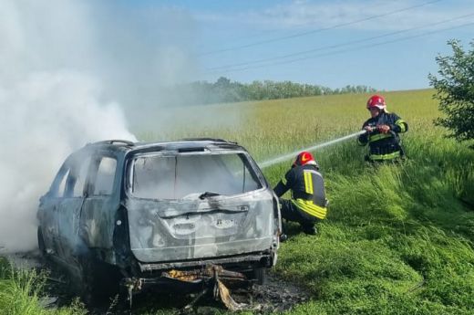 Teljesen kiégett egy kocsi Érszakácsiban
