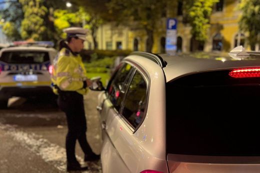 Január 1-től nőnek a közlekedési bírságok is. Ennyibe fáj majd, ha mobilozáson kapnak egy sofőrt