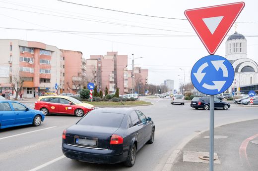 Kell-e jelezni körforgalomba való behajtás esetén? Na és kifelé? Most tiszta vizet öntünk a pohárba