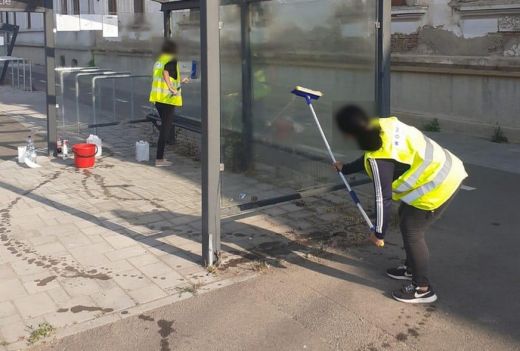 Buszmegállókat tisztítottak meg a szociális segélyezettek