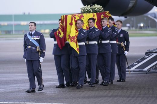 Felravatalozzák a királynő koporsóját a londoni parlamentben