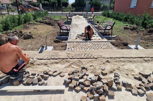 Huszonhét kilométer járda és 570 kocsibeálló építése kezdődik meg ősszel Mezőterem községben