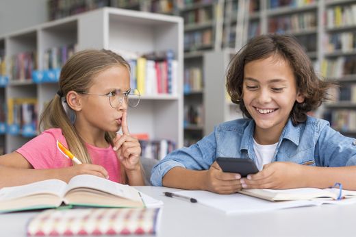 Korlátozzák a mobiltelefon-használatot az iskolákban