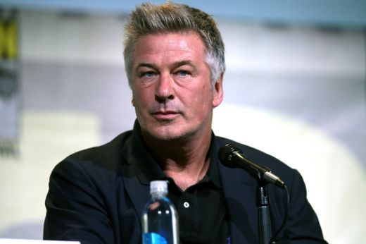 Gondatlanságból elkövetett emberölés miatt emeltek vádat Alec Baldwin ellen