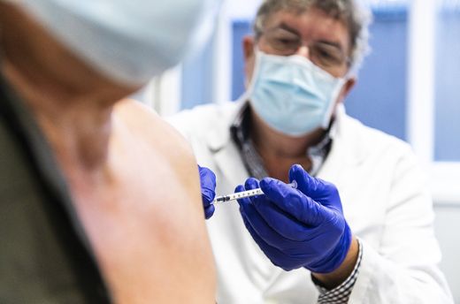 A gyógyszerészi kamara kísérleti influenza elleni oltási programot indít a patikákban