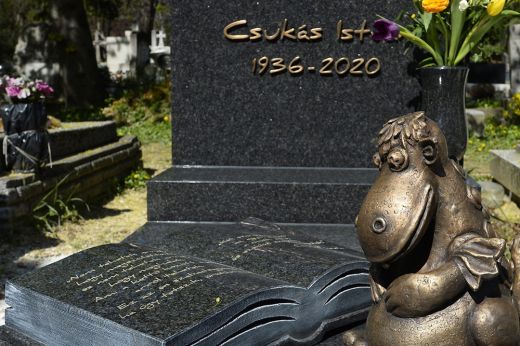 Ellopták Csukás István síremlékéről a Süsü-szobrot