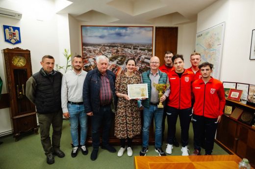 Felajánlotta a városnak a Román Kupát az Olimpia VSK párbajtőrvívócsapata