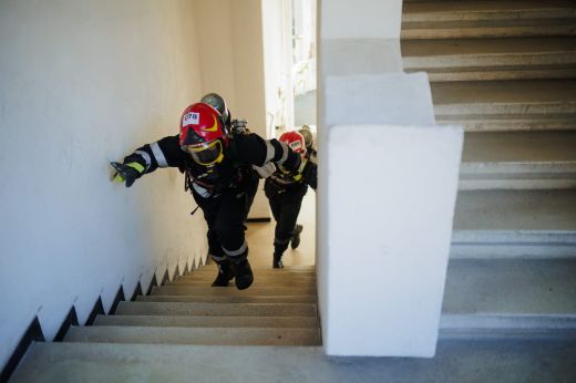 17 megye tűzoltói csaptak össze a lépcsőfutó versenyben. Női induló is volt