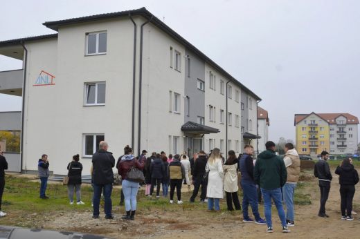 Több mint 50 új ANL lakást adtak át Nagykárolyban