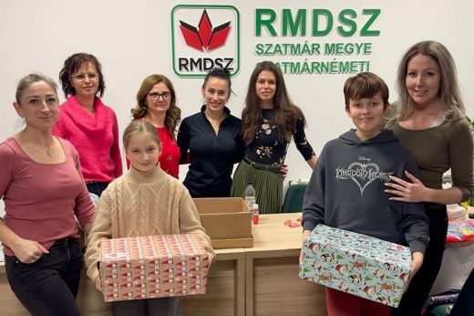 Mosolygó Karácsony: közel 1300 cipősdoboznyi szeretetet osztott szét a Szatmár Megyei RMDSZ Nőszervezete - Képgaléria