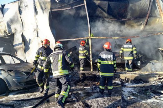 Tűz az autószervizben: három autót sikerült megmenteni, öt sajnos odaveszett – KÉPEK/VIDEÓ