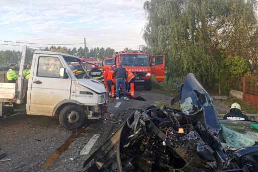 Hármas karambol Gombáspuszta és Sárközújlak között: egy fiatal férfit ki kellett vágni a roncsból - KÉPEK