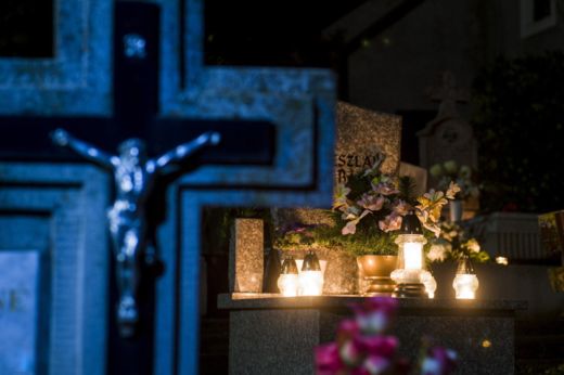 Mindenszentek ünnepe, halottak napja - a híd melletti temető kápolnájában mutatnak be szentmisét