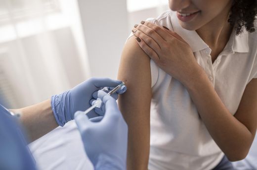 Kihirdette az államfő a törvényt, amely szerint 26 éves korig ingyenes a HPV elleni védőoltás