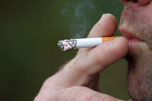 A szabadban dohányzóknak legalább öt méteres távolságot kell tartaniuk a nem dohányzóktól Torinóban