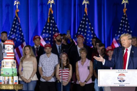Donald Trump floridai választási gyűlésen ünnepelte a 78. születésnapját