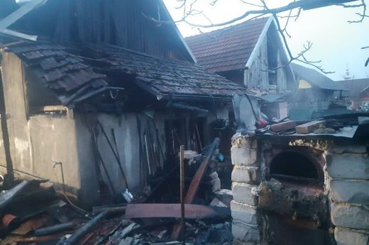 Két tűzeset: lángoló háztetőkhöz riasztották a tűzoltókat