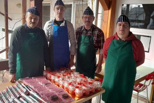Nőnap alkalmából a Hans Lindner Alapítvány férfi tagjai meglepték az időseket