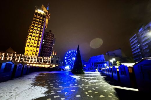 Csütörtök este kapcsolják fel Szatmárnémeti ünnepi fényeit. Mutatjuk, mennyiért lehet kipróbálni az óriáskereket!