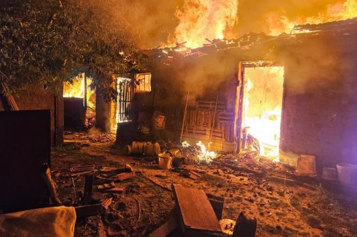 Rendkívül súlyos tűzeset Nagykolcson. Húsz tűzoltó dolgozott a lángok megfékezésén