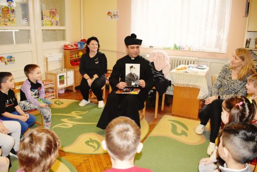 Nevelni szép szóval, kedvességgel