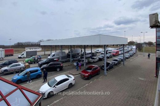Indul a karácsonyi őrület: Peténél már hat sávot megnyitottak a hazafelé tartók előtt
